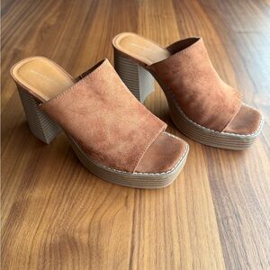Universal Thread Women's Suede
Gabby Platform Mules - Size 7